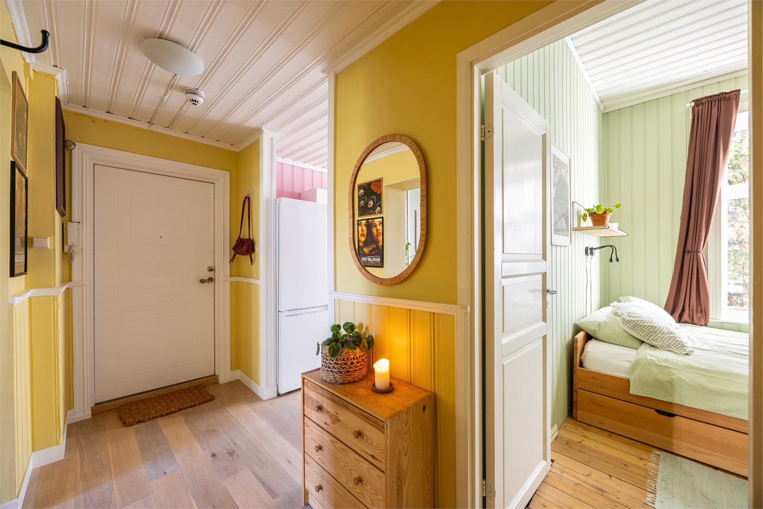 Velkommen inn! Romslig entré med god plass til å henge fra seg yttertøy på vegghengte knagger og sette fra seg sko. 