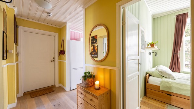 Velkommen inn! Romslig entré med god plass til å henge fra seg yttertøy på vegghengte knagger og sette fra seg sko.