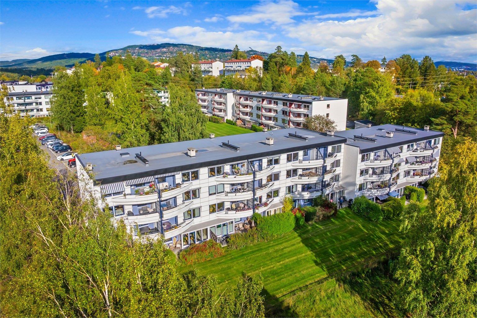 AL Østerås Borettslag har velholdte fellesområder med internveier, lekeplasser og nærhet til marka.
