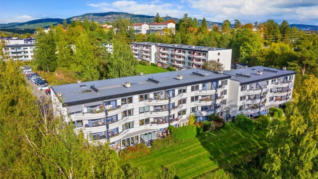 AL Østerås Borettslag har velholdte fellesområder med internveier, lekeplasser og nærhet til marka.