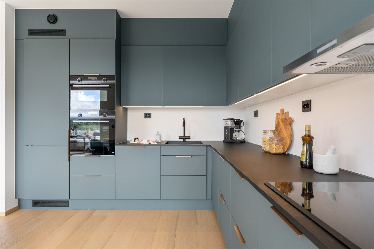 Kjøkkenet har integrert platetopp, stekeovn, mikrobølgeovn, oppvaskmaskin og kjøleskap med fryser