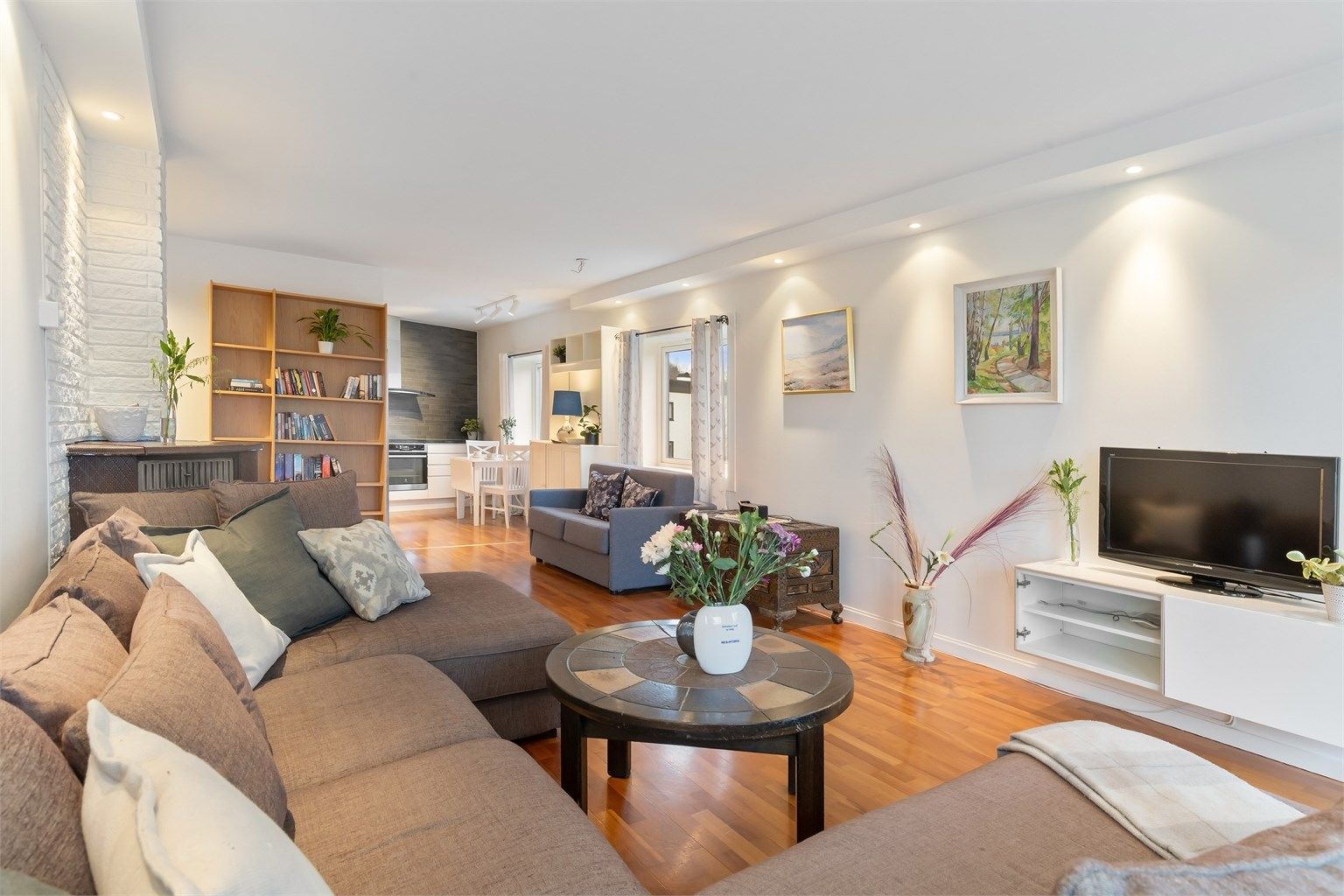 Stuen er romslig og gir fleksibilitet for ulike møbleringsløsninger.