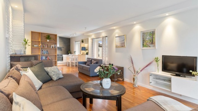 Stuen er romslig og gir fleksibilitet for ulike møbleringsløsninger.