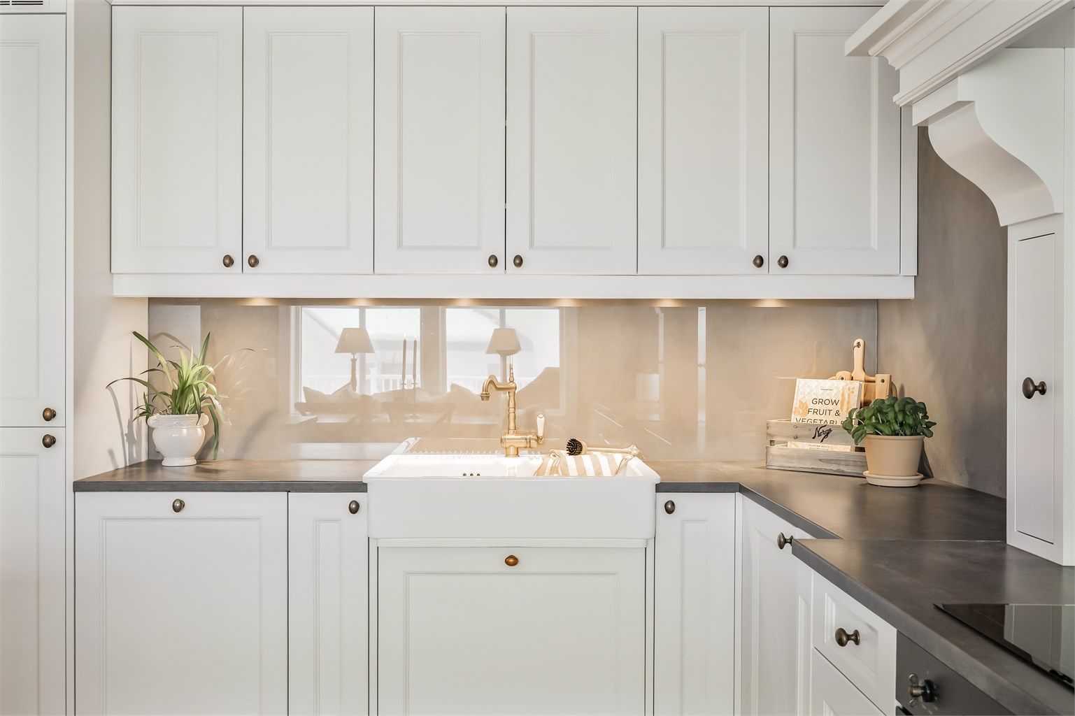 Kjøkkenet er plassbygget og skreddersydd av JH Interiør.