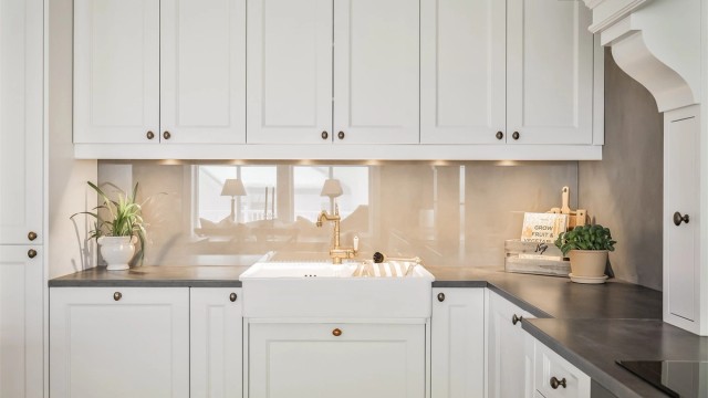 Kjøkkenet er plassbygget og skreddersydd av JH Interiør.