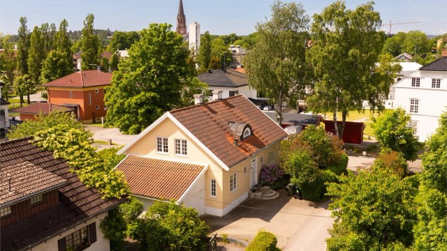 Boligen er oppført i blant annet thermomur og har en strengt symmetrisk, pusset fasade ispedd karakteristiske søyler og arker.