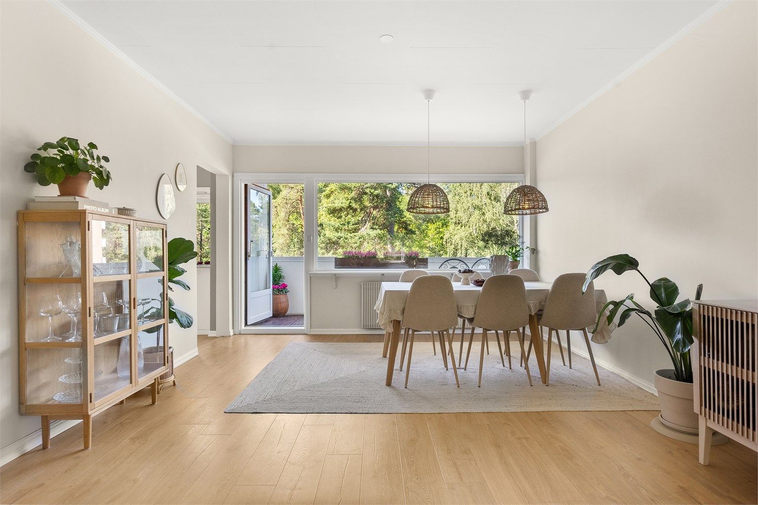 Stue/sofakrok glir over til spisestuen og balkongen - meget flott lys i denne leiligheten. 