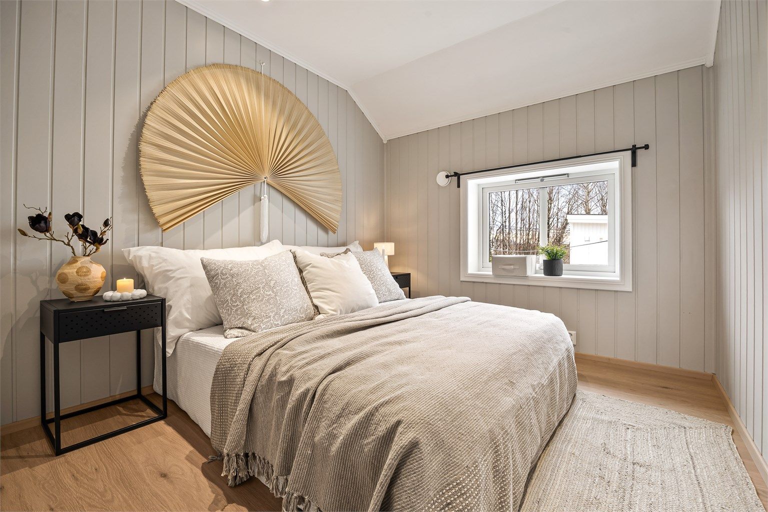 Innvendige overflater: Laminat på gulv. Plater på vegger og malt himling.