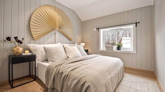 Innvendige overflater: Laminat på gulv. Plater på vegger og malt himling.