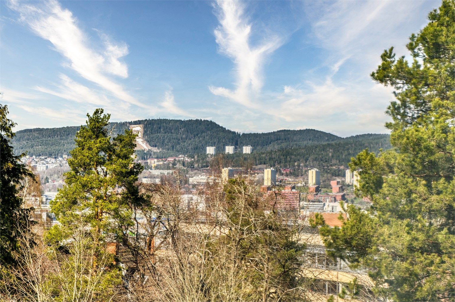 Leiligheten ligger høyt og fritt til med flott utsyn.
