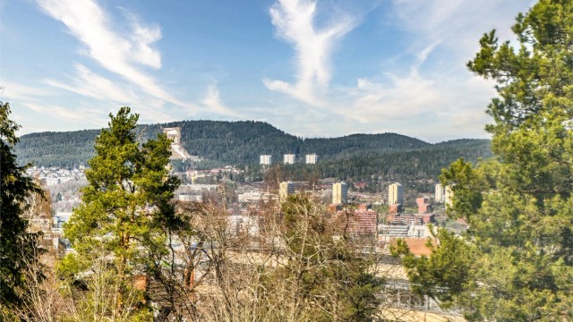 Leiligheten ligger høyt og fritt til med flott utsyn.