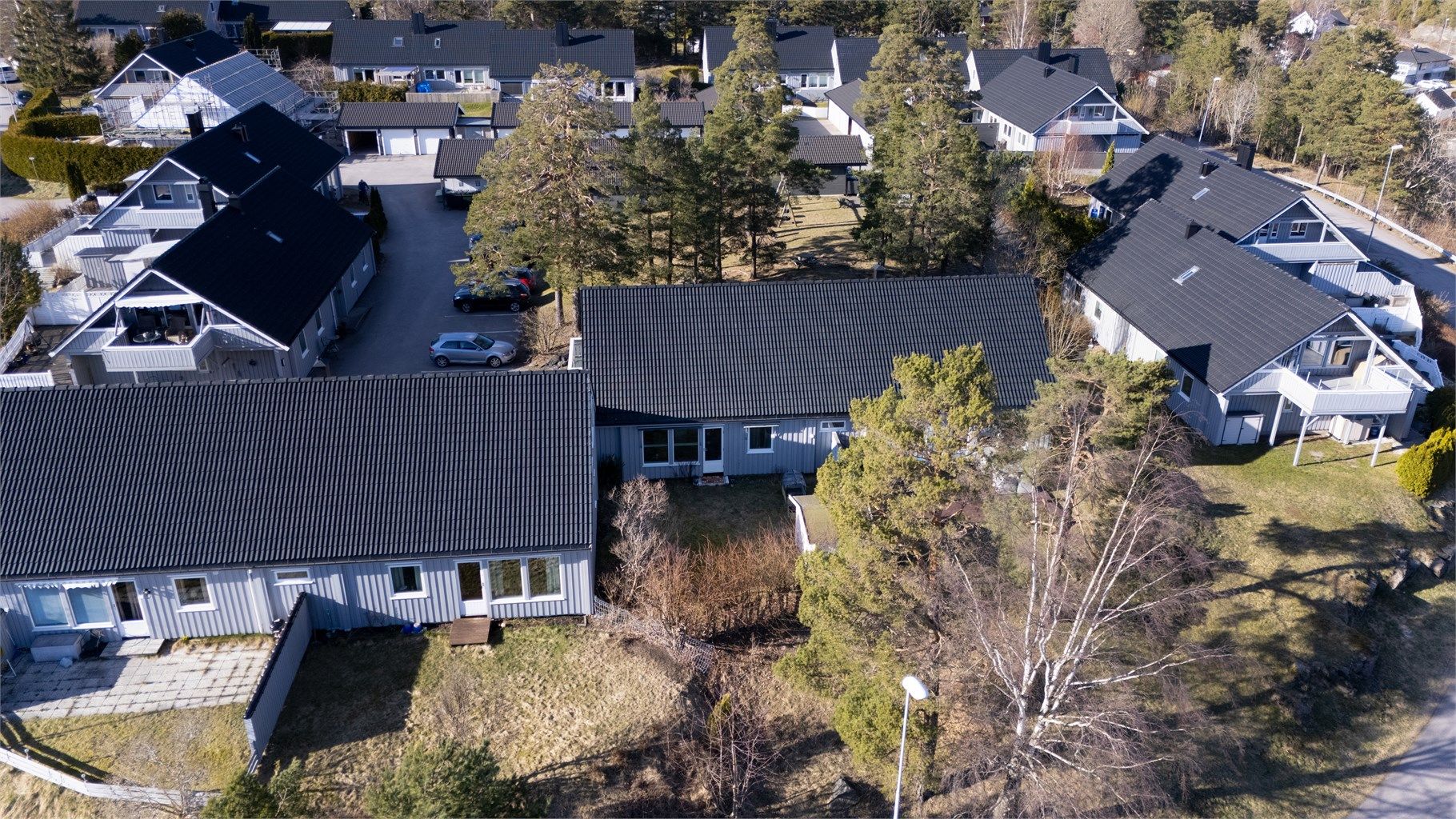 Leiligheten ligger i et veletablert borettslag, som i 2020 gjennomførte en omfattende utvendig rehabilitering med ny isolasjon og kledning.