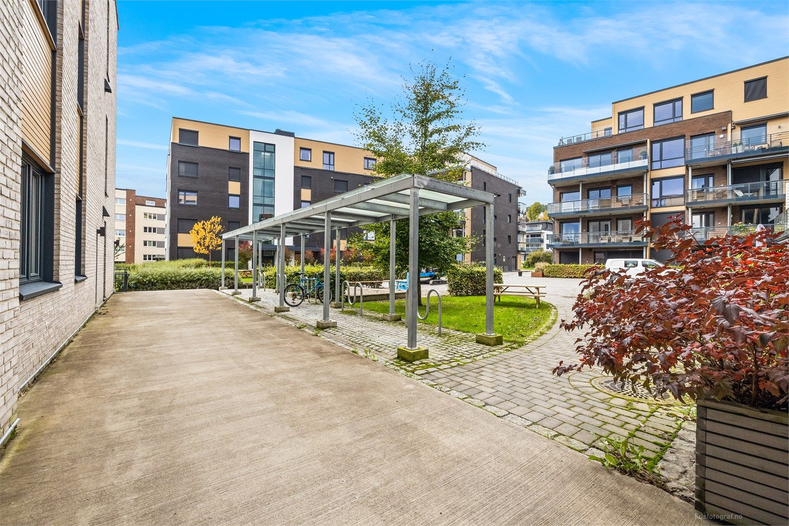 Det er også utvendig sykkelparkering på sameiets tomt