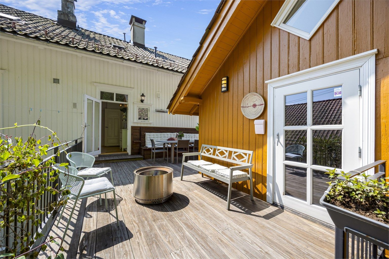 En av eiendommens romslige terrasser, bygget i trekonstruksjon.