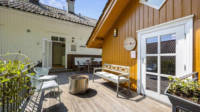En av eiendommens romslige terrasser, bygget i trekonstruksjon.