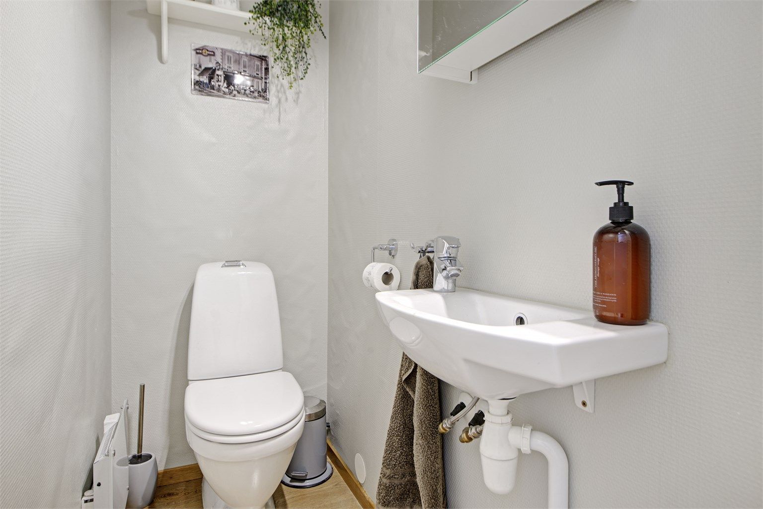 Separat wc - i 1. etasje - toalett - servant - vegghengt speilskap