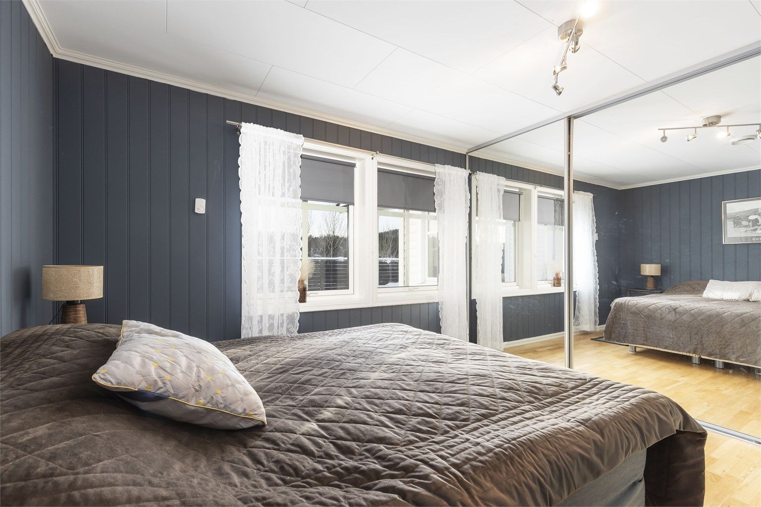 Soverom 1 har stor skyvedørsgarderobe