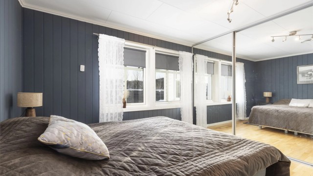 Soverom 1 har stor skyvedørsgarderobe