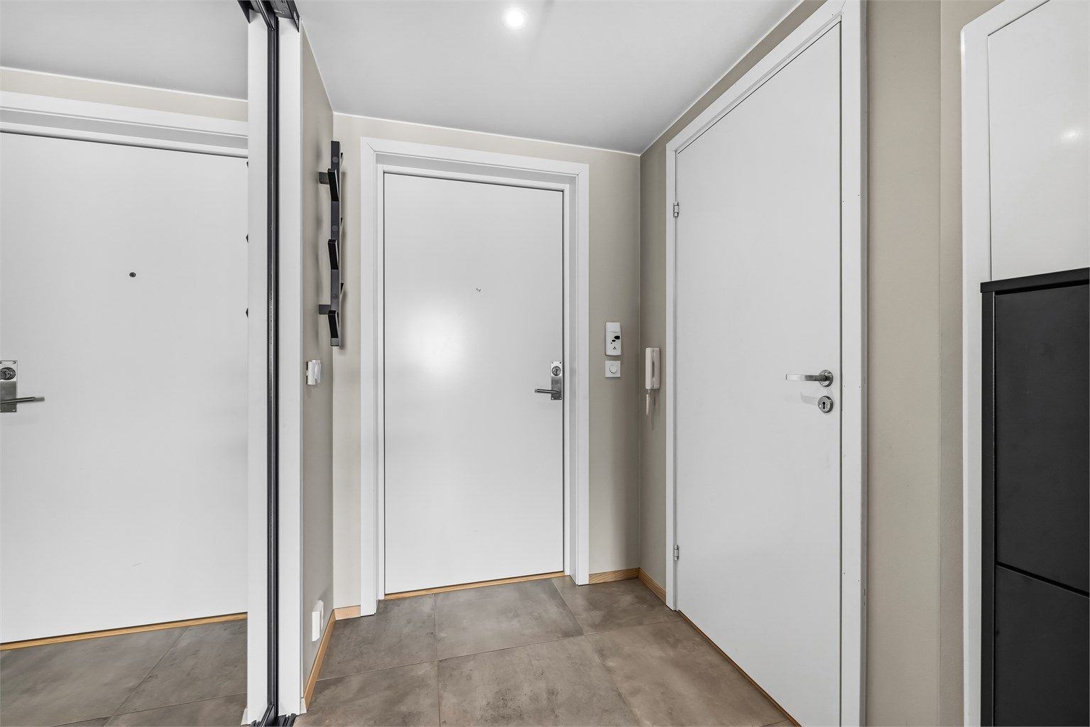 Velkommen inn i en lys entré med flislagt gulv og behagelig vannbåren gulvvarme.
