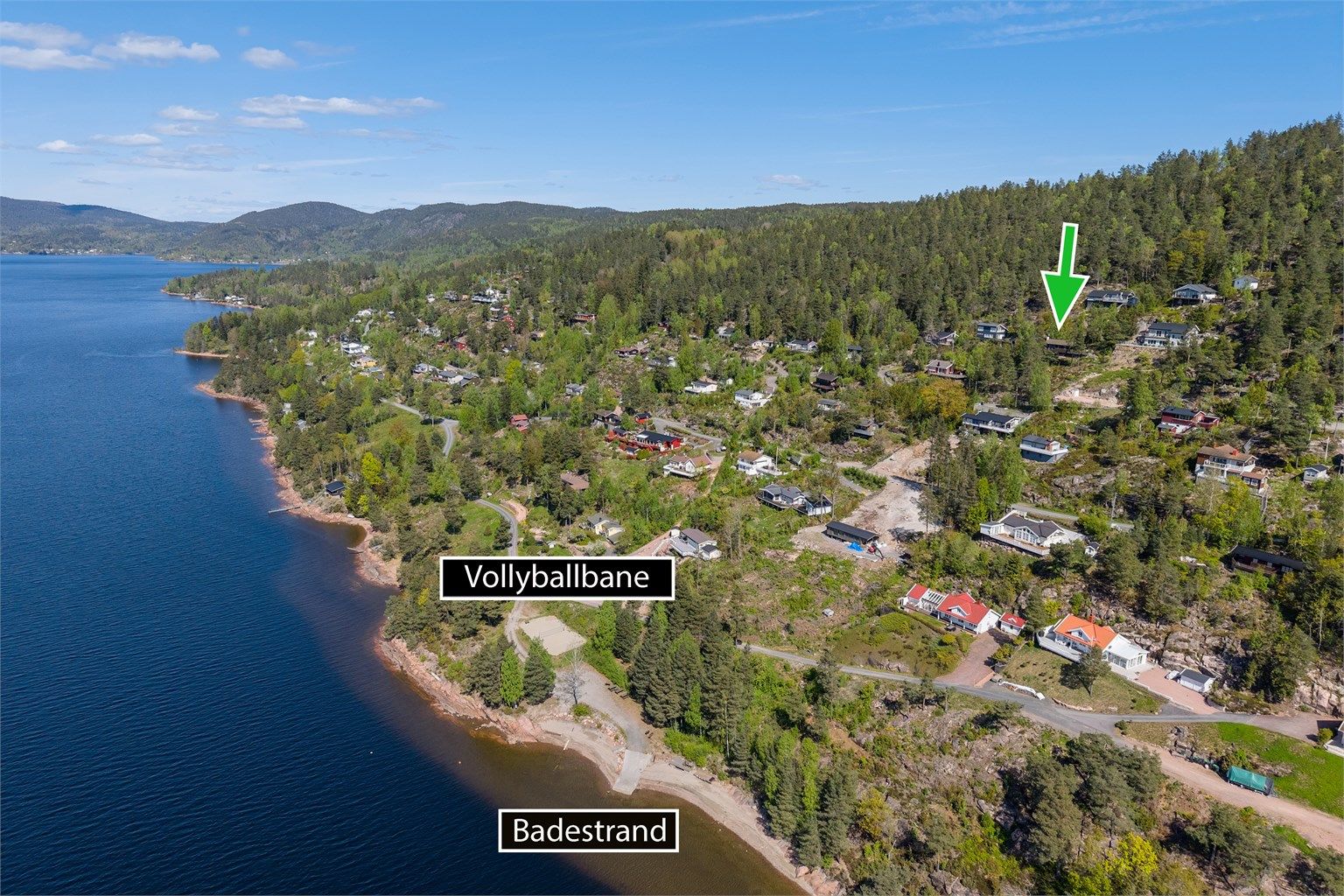 Hytta har en god beliggenhet med kort vi til fjorden og etablert strand, volleyballbane m.m.