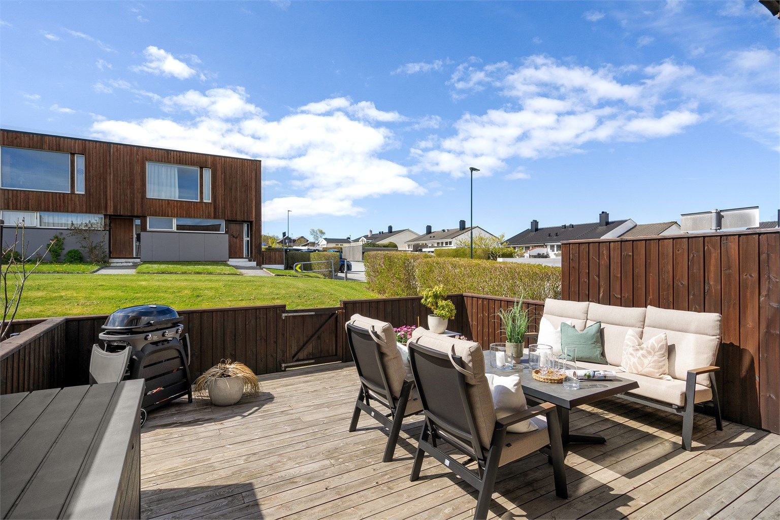 Stor terrasse mot vest på 35 kvm med rikelig plass til hagemøbler og grill. 