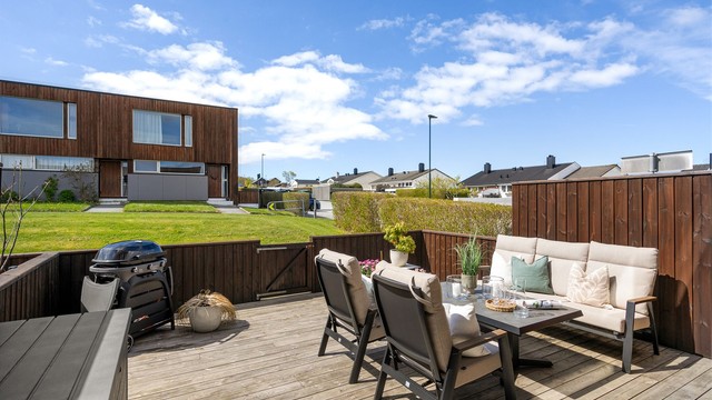 Stor terrasse mot vest på 35 kvm med rikelig plass til hagemøbler og grill.