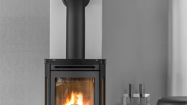 En moderne peisovn sørger for ekstra varme og hygge på kalde dager.