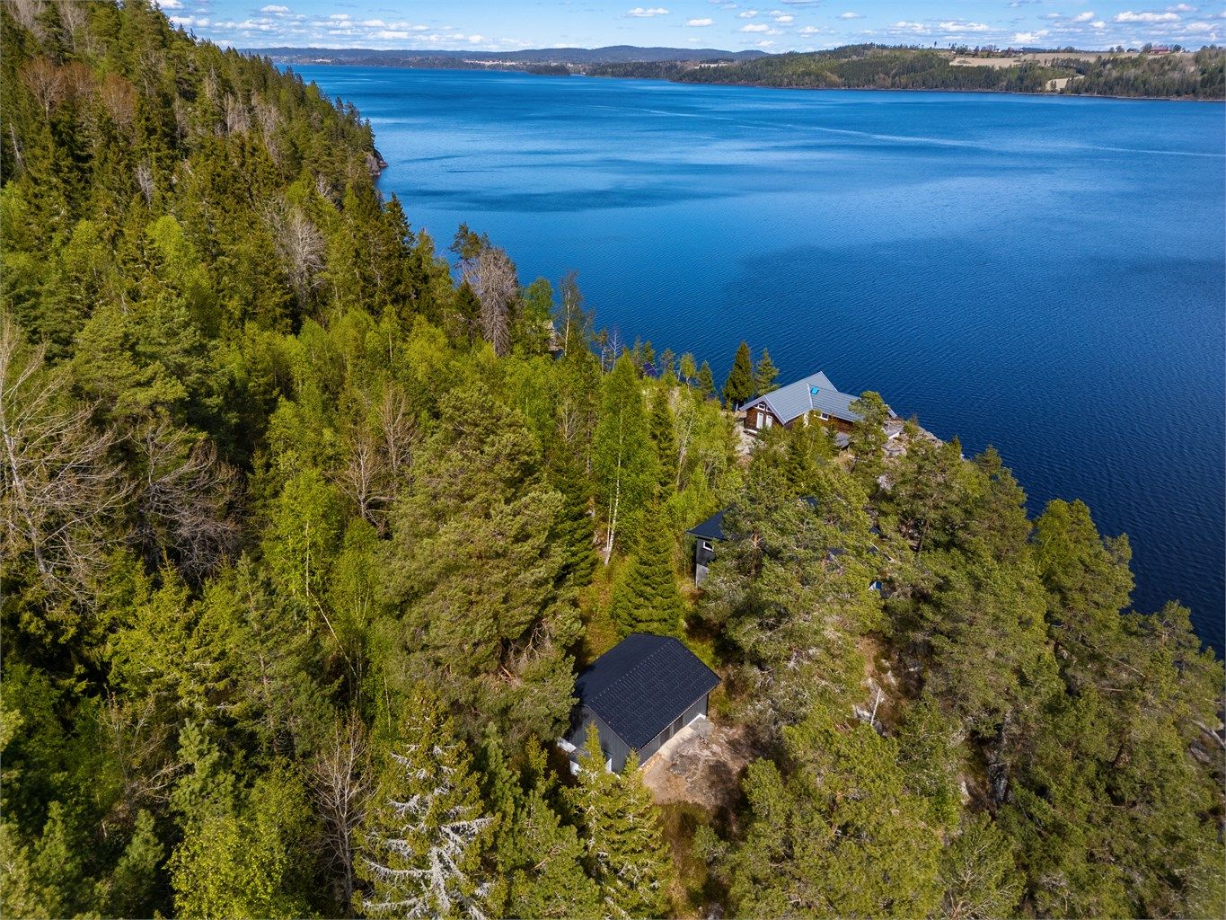 Eiendommen ligger høyere enn naboeiendommen og er fint skjermet fra innsyn