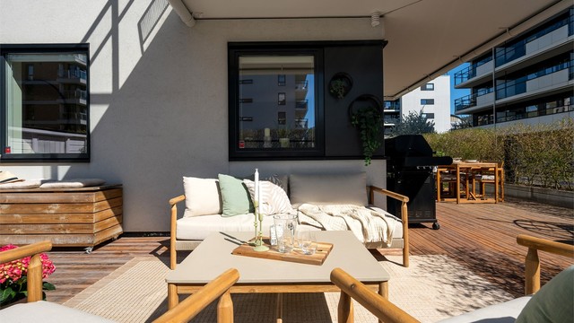 God plass til større sittegruppe, spisebord med stoler, hyller og grill - tillatt med el- og/eller gassgrill