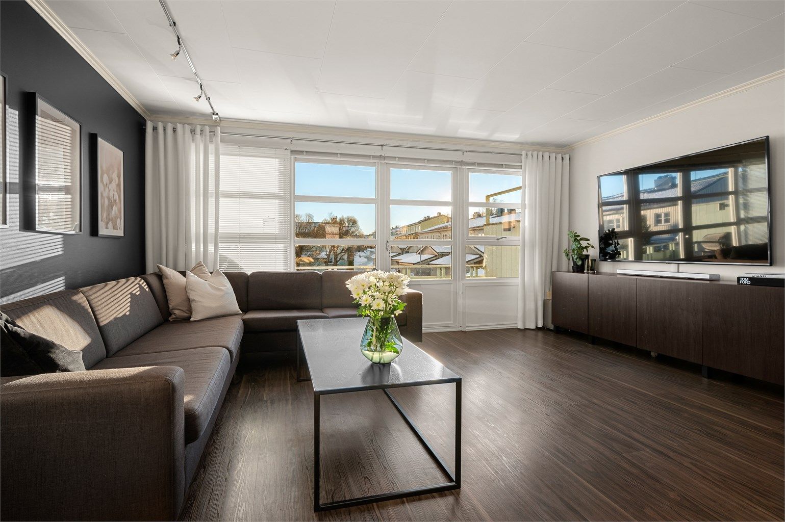 Stuen har god plass til stor sofagruppe med tilhørende TV-møblement. 