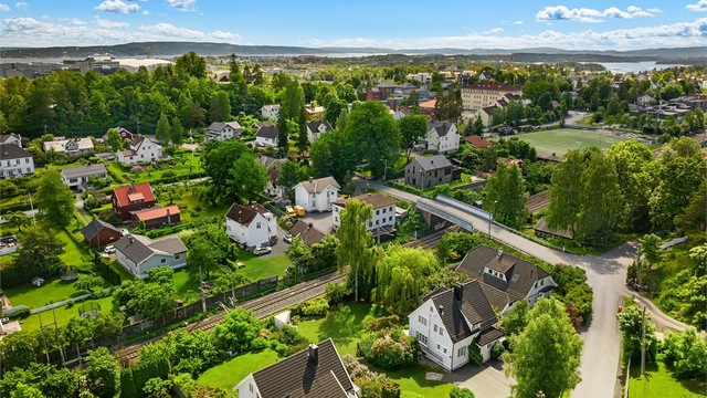 Området har nærhet til flere skoler og barnehager, som Lysaker skole og Stabekk videregående skole.