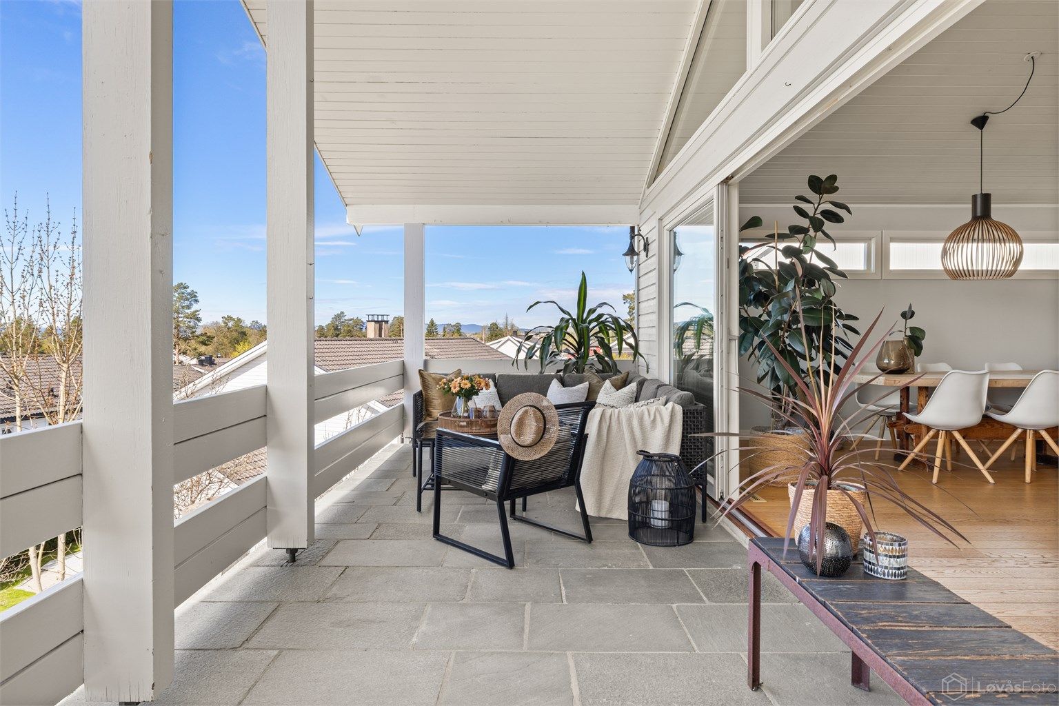 Utgang fra stue til vestvendt terrasse. Skyvedørene visker ut skillet mellom inne- og uterom.