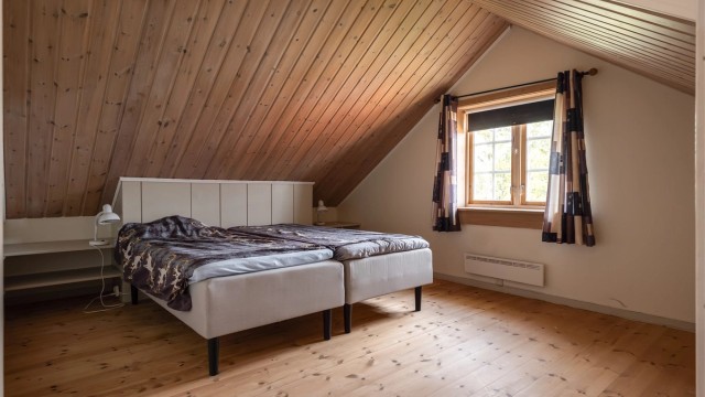 Hovedsoverommet er på hele 23 kvm og har god plass til dobbeltseng av ønsket størrelse, nattbord og garderobeskap.