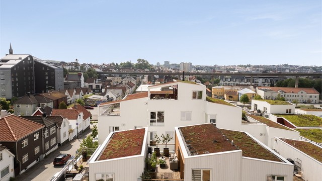 Som 1 av 4 rekkehus, har man også egen takterrasse med gode solforhold. Parkering i garasjeanlegg.