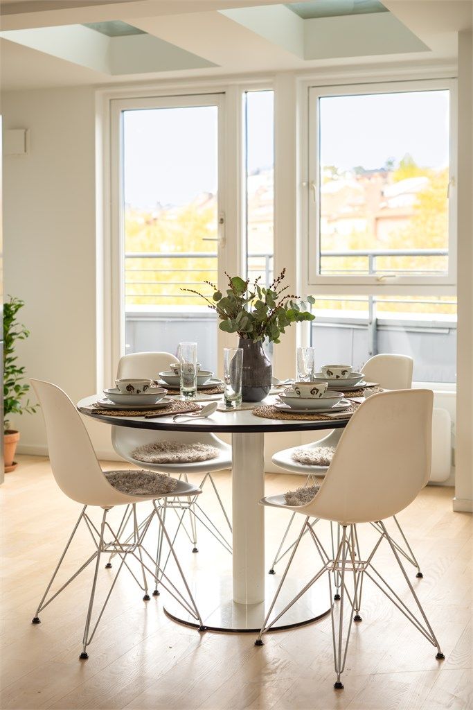 Spiseplassen vender mot balkongen med utsikt mot nabolaget.