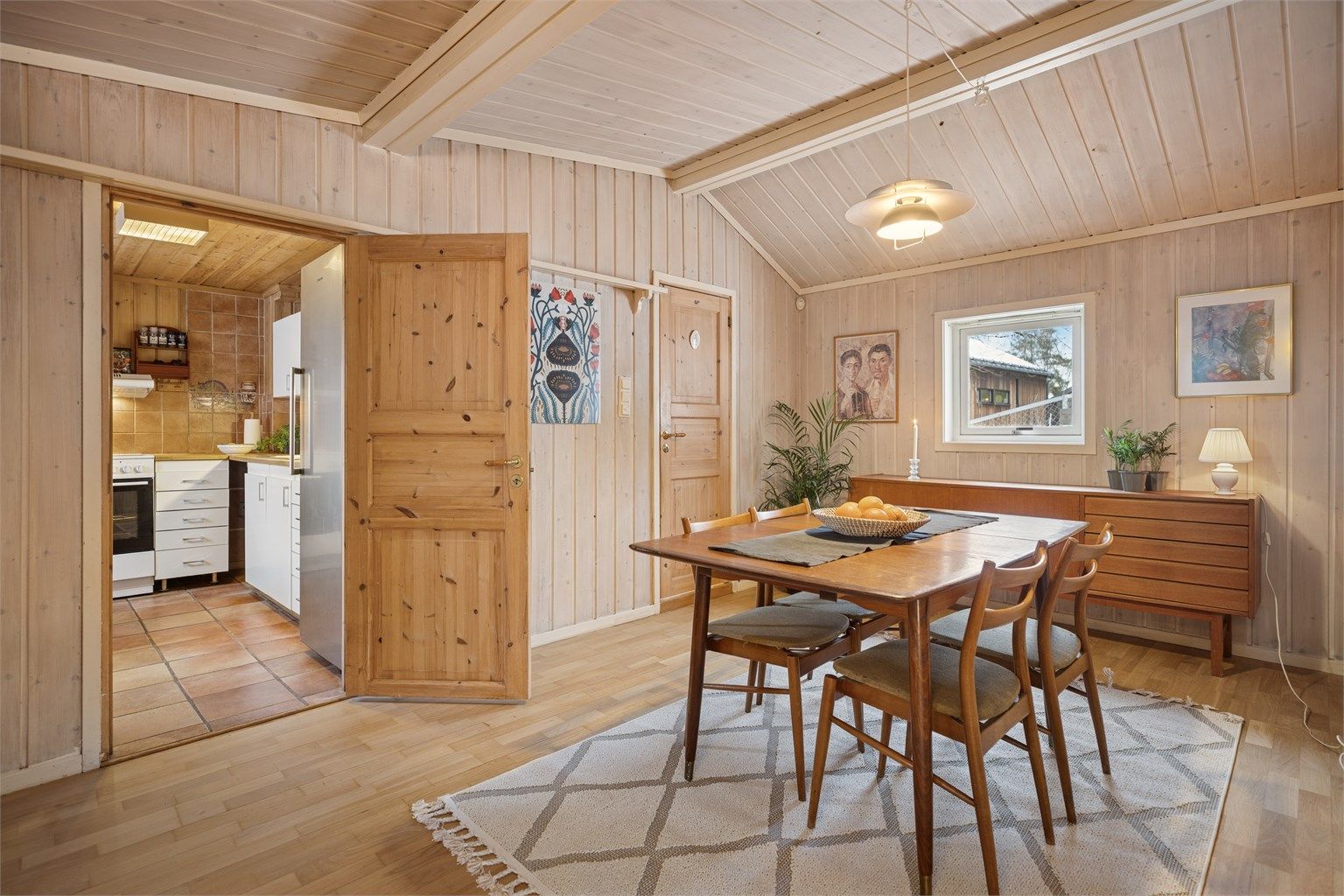 God plass til spisemøblement som innbyr til sosialt samvær med familie og venner.