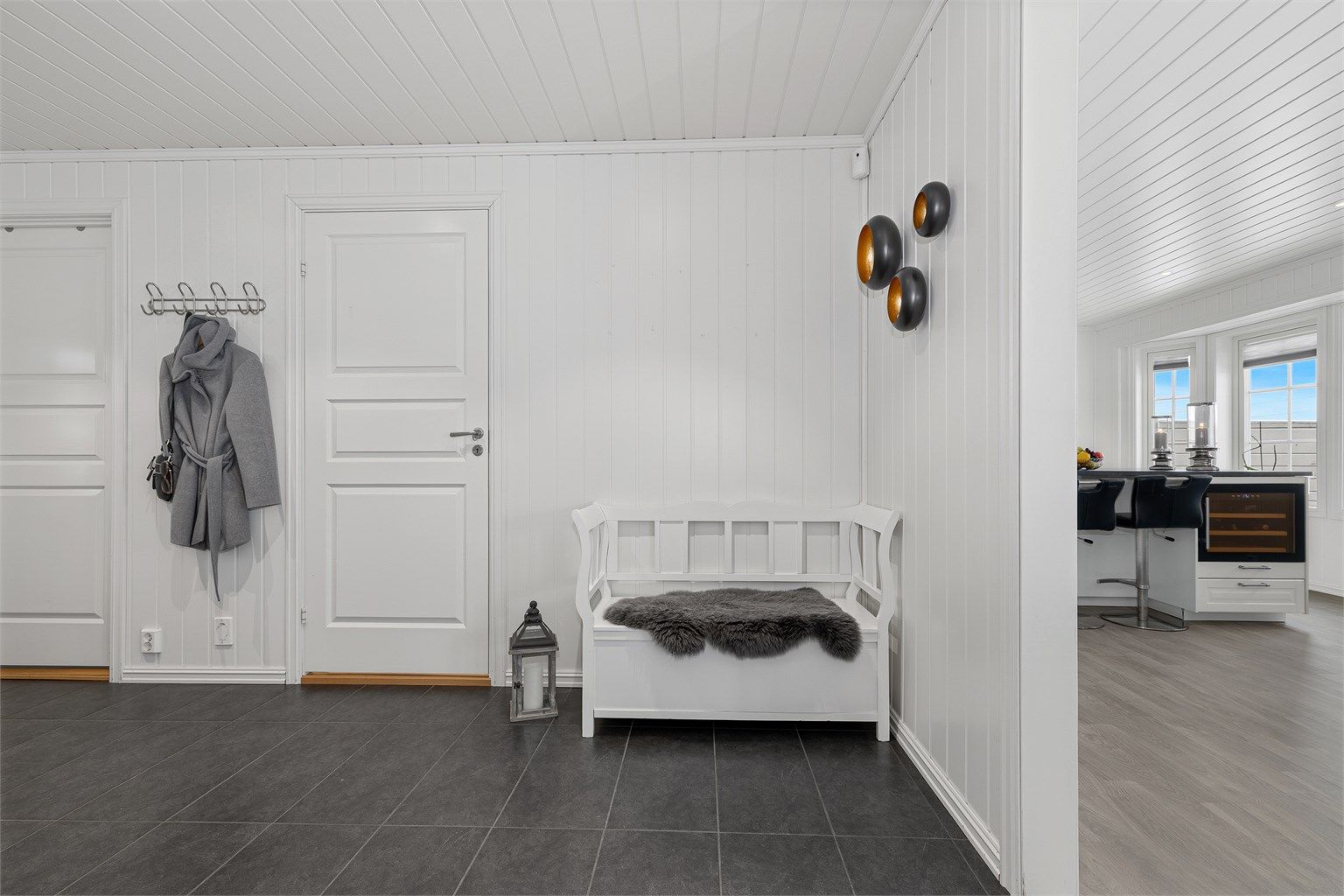 Praktisk plass for sittebenk i gang