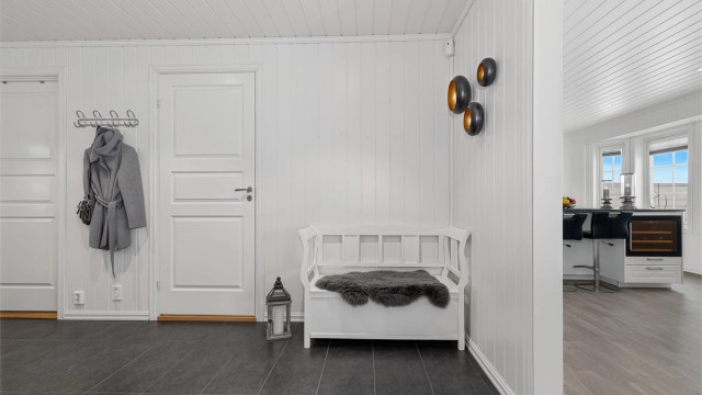 Praktisk plass for sittebenk i gang