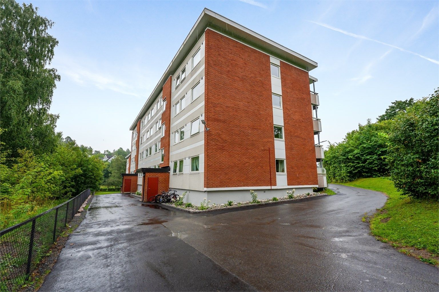 Leiligheten ligger i et veletablert og rolig boligområde på Hosle.