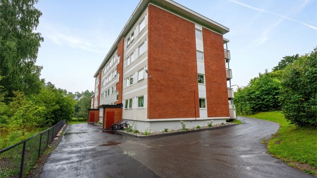 Leiligheten ligger i et veletablert og rolig boligområde på Hosle.