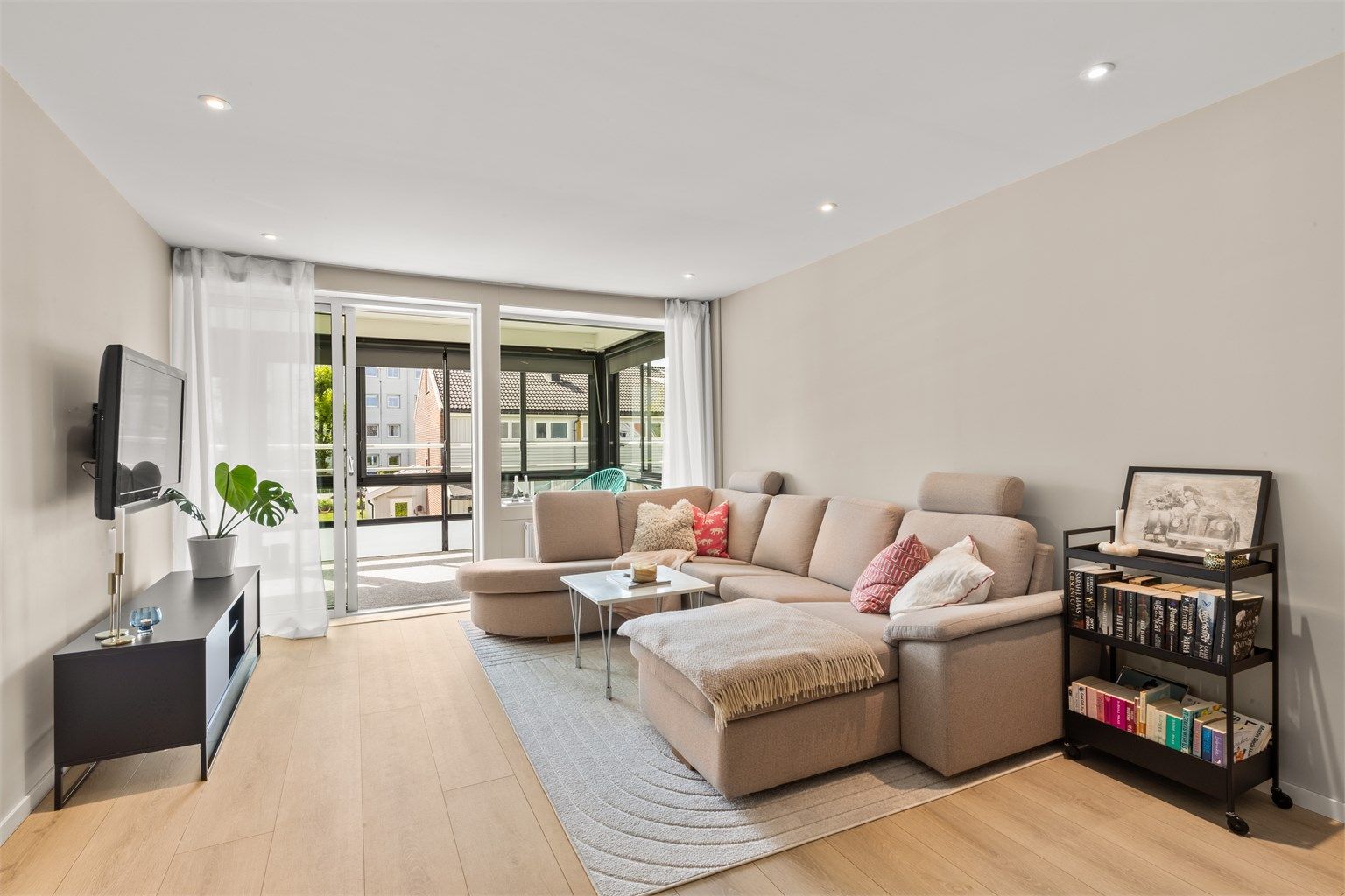 Lekker stue med spotter og rett ut til innglasset balkong.