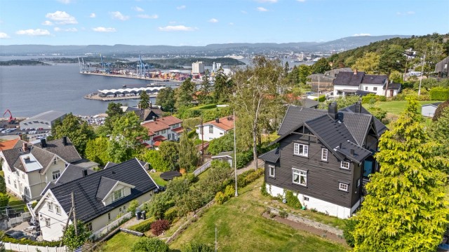 Velkommen til Villa Granheim! Fantastisk beliggende, tilbaketrukket på en høyde.