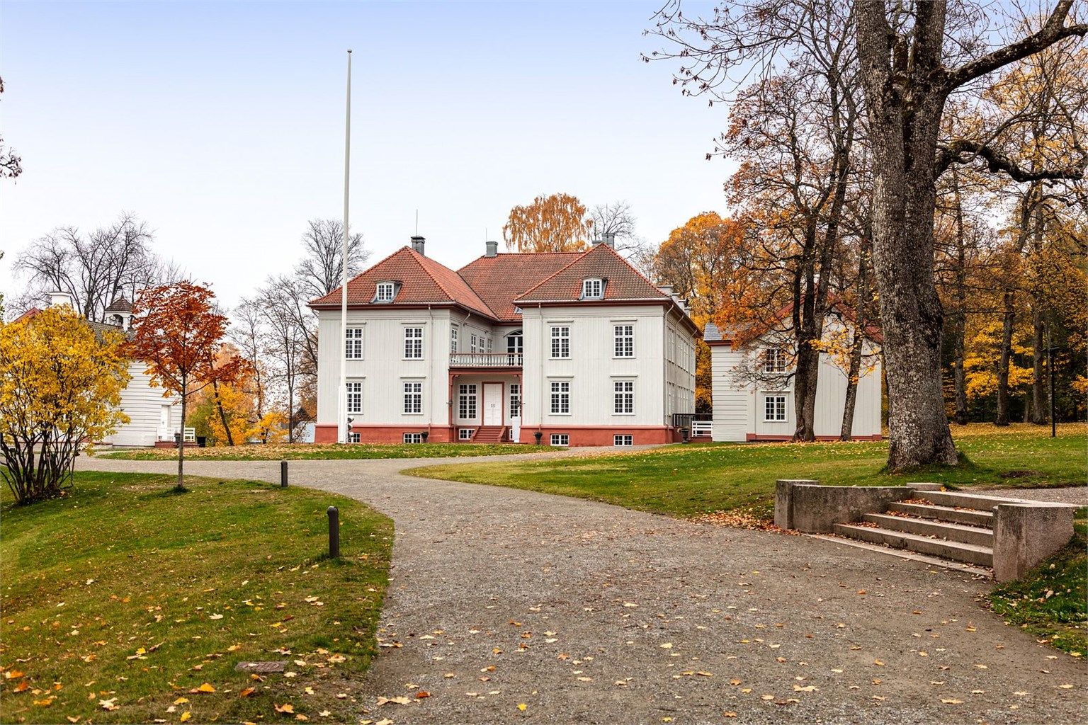 Eidsvoll, Grunnlovsbygda har mye å by på. Eidsvollbygningen med flotte naturomgivelser i kort avstand fra boligen. 