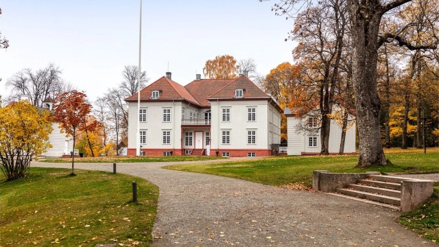 Eidsvoll, Grunnlovsbygda har mye å by på. Eidsvollbygningen med flotte naturomgivelser i kort avstand fra boligen.