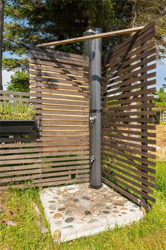 Det er montert en praktisk utedusj, nært spabad og strandlinjen.