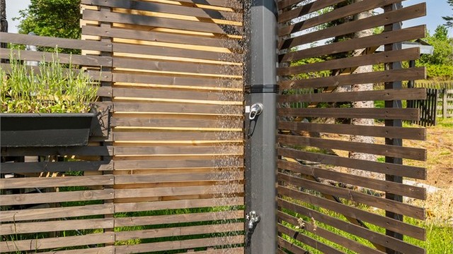 Det er montert en praktisk utedusj, nært spabad og strandlinjen.