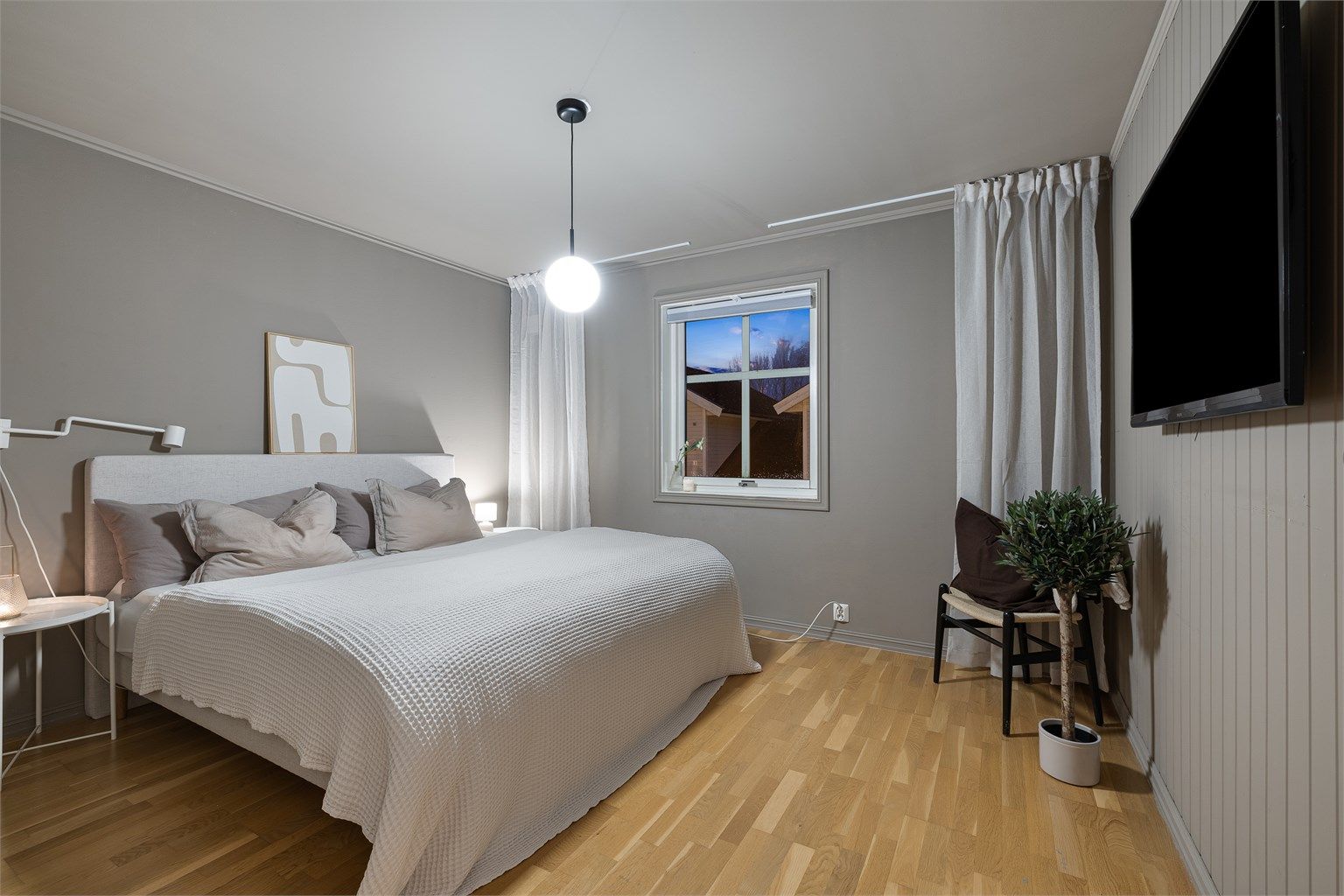 Hovedsoverommet er romslig og har god plass til dobbeltseng og garderobeløsning.