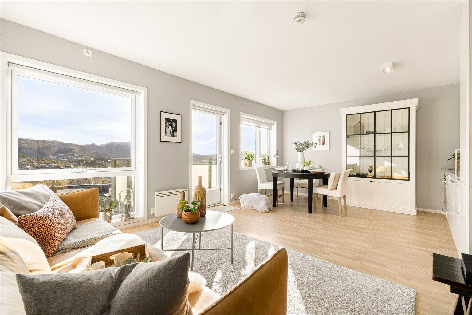 Kjøkkenet ligger fint plassert i tilknytning til stuen og har god plass til spisegruppe.