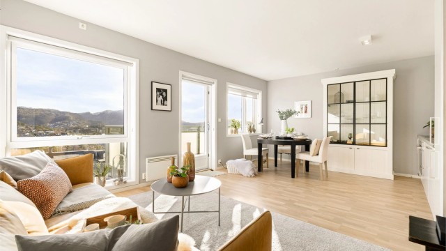 Kjøkkenet ligger fint plassert i tilknytning til stuen og har god plass til spisegruppe.