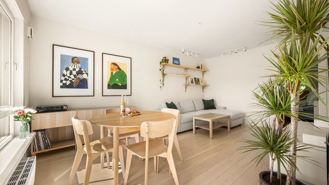 Leiligheten er oppvarmet med vannbåren varme tilknyttet radiatorer og gulvvarme på bad.